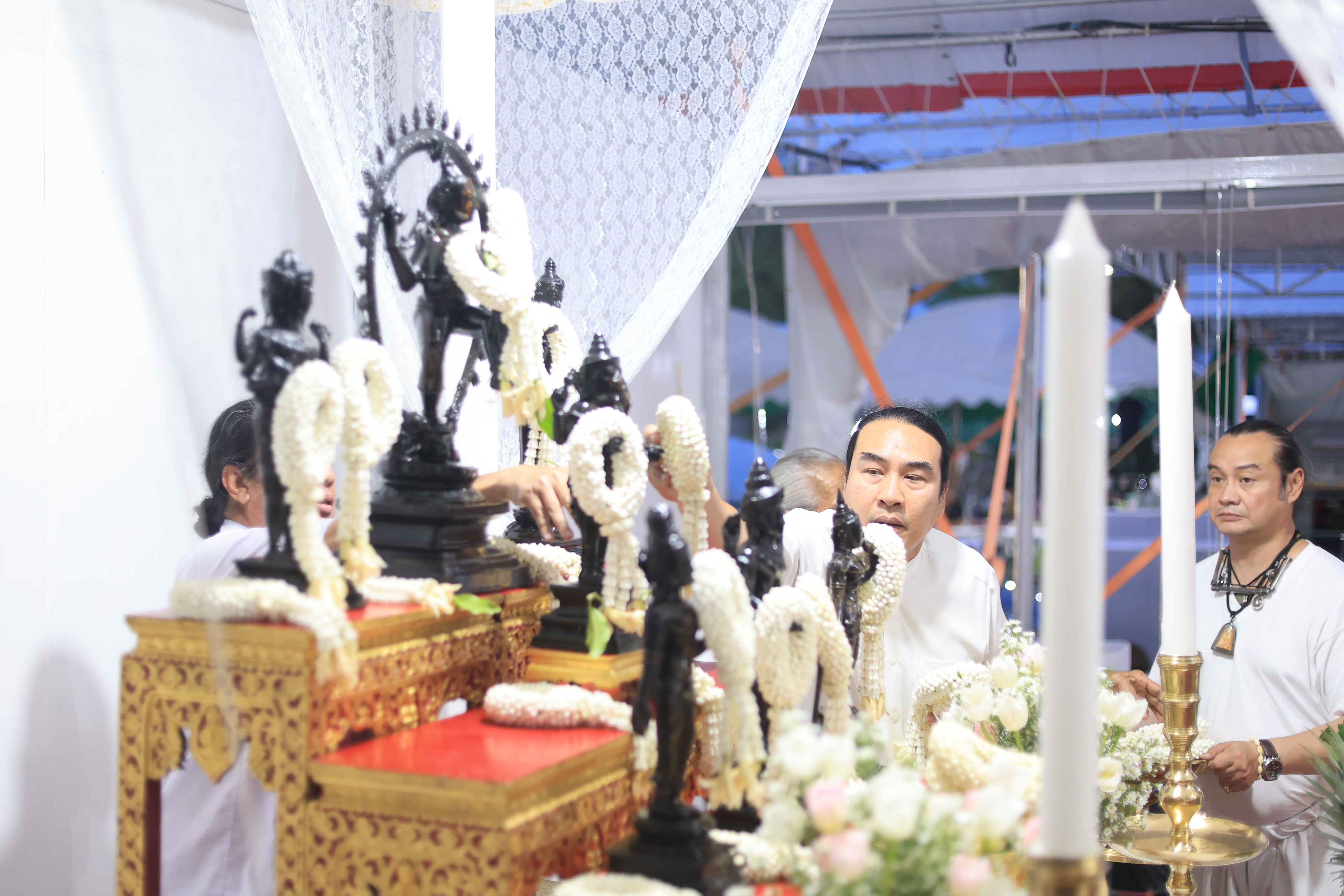 title - ปลัดเกษตรฯ ผู้ทำหน้าที่พระยาแรกนา พร้อมด้วยเทพีคู่หาบทองและเทพีคู่หาบเงิน ทำพิธีล้างมือพระยาแรกนา และเจิมหน้าพระโค